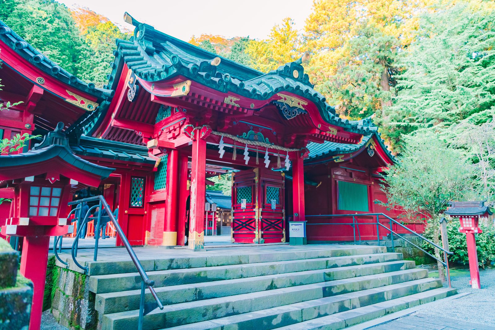 石段の上に建つ箱根神社の社殿