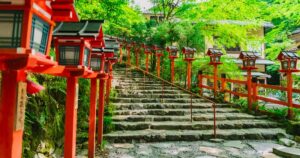貴船神社 灯籠の並ぶ石段