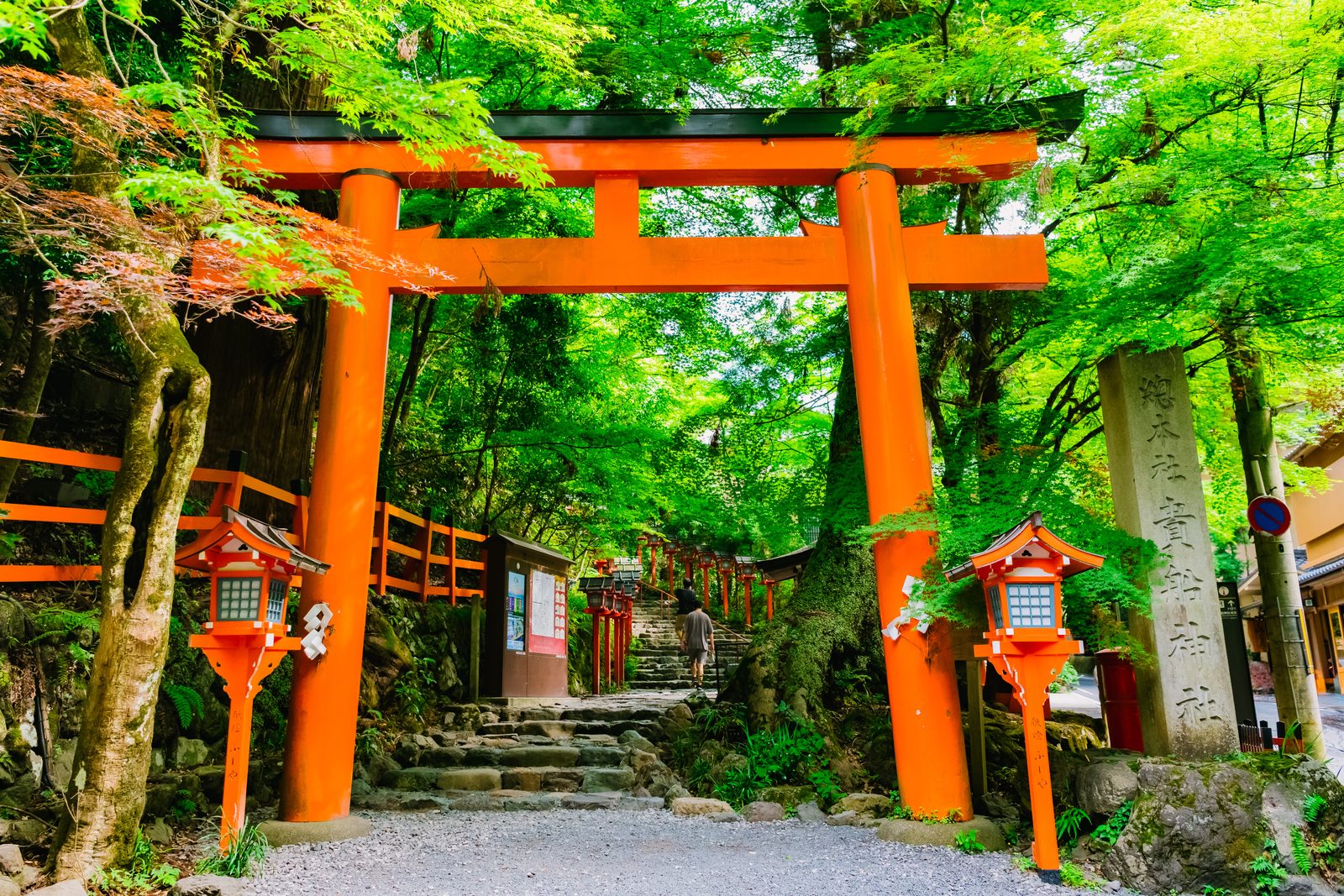朱塗りの鳥居と、奥へ続く石段