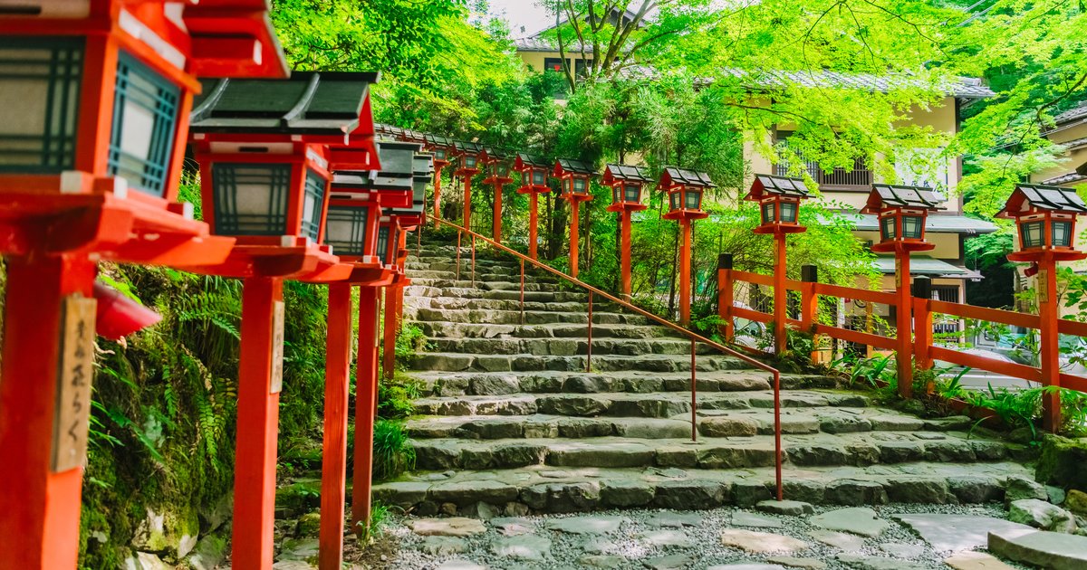貴船神社 灯籠の並ぶ石段