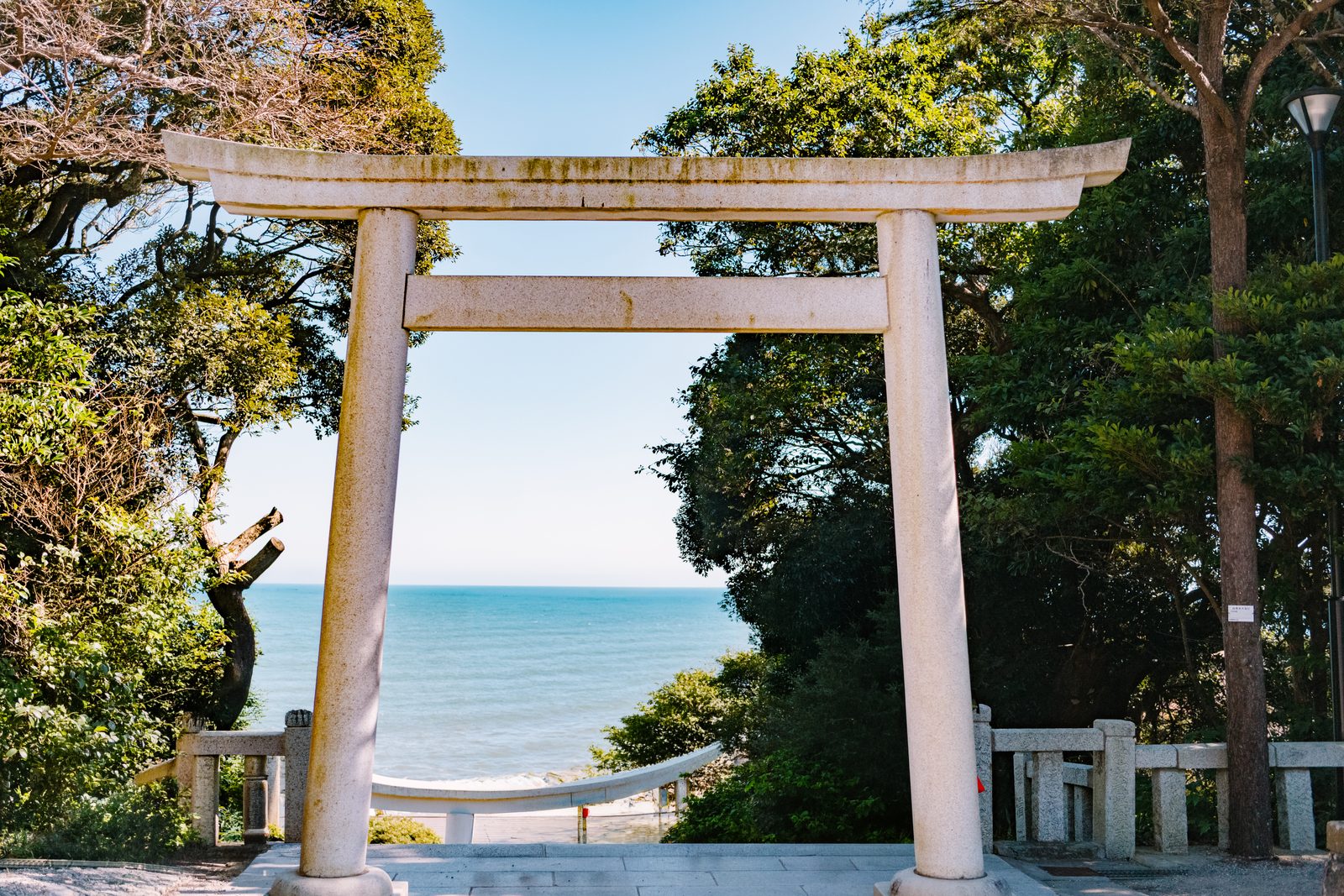 石段の上の鳥居の向こうに広がる海